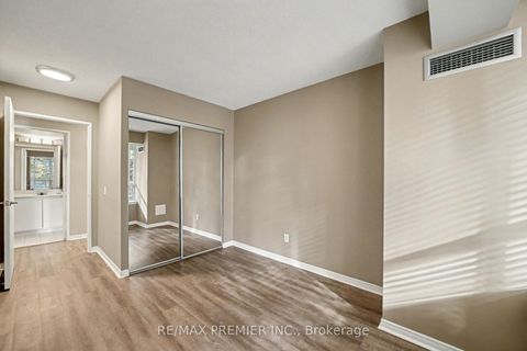 Photo 16 at 208 - 91 Townsgate Drive, Yorkhill, Vaughan