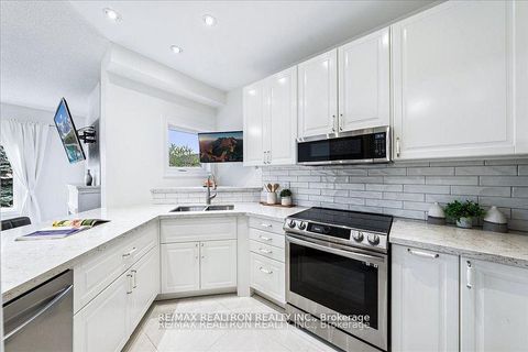 Photo 14 at 63 Carousel Crescent, Oak Ridges Lake Wilcox, Richmond Hill