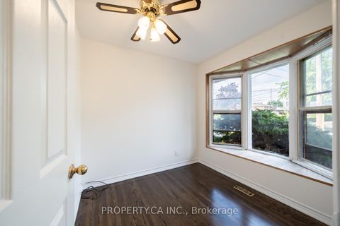 Photo 2 at 98 Tanjoe Crescent, Newtonbrook West, Toronto