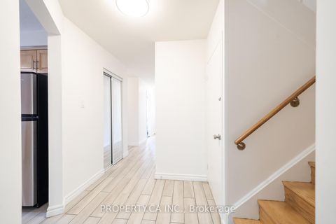 Photo 4 at 98 Tanjoe Crescent, Newtonbrook West, Toronto