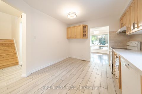 Photo 5 at 98 Tanjoe Crescent, Newtonbrook West, Toronto