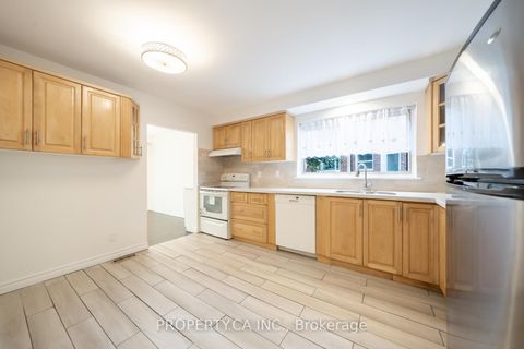 Photo 6 at 98 Tanjoe Crescent, Newtonbrook West, Toronto