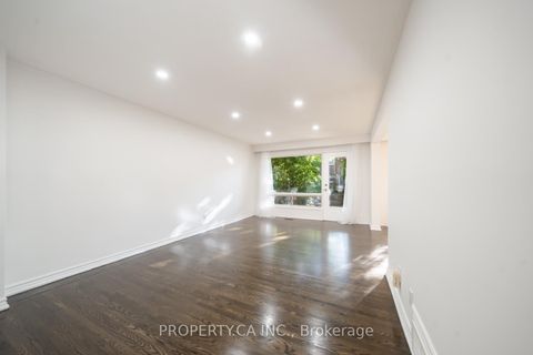 Photo 15 at 98 Tanjoe Crescent, Newtonbrook West, Toronto