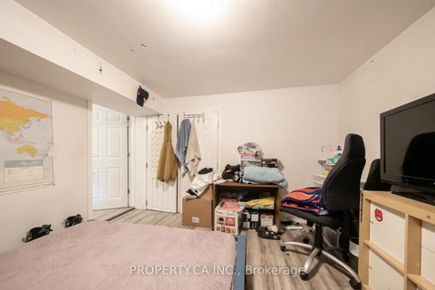 Photo 40 at 98 Tanjoe Crescent, Newtonbrook West, Toronto