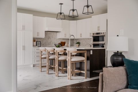 Photo 8 at 2 Boone Crescent, Kleinburg, Vaughan