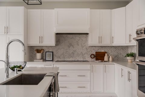 Photo 10 at 2 Boone Crescent, Kleinburg, Vaughan