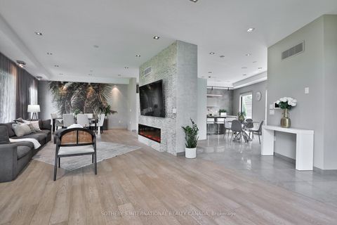 Photo 4 at 31 Overton Crescent, Don Mills, Toronto