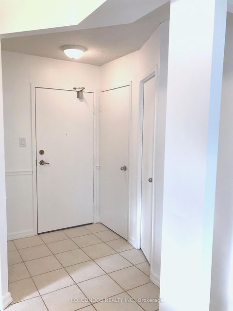 Photo 1 at 511 - 633 Bay Street, Bay Street Corridor, Toronto