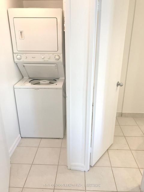 Photo 2 at 511 - 633 Bay Street, Bay Street Corridor, Toronto