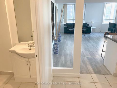 Photo 3 at 511 - 633 Bay Street, Bay Street Corridor, Toronto