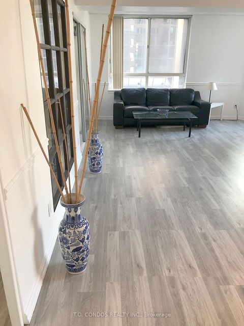 Photo 4 at 511 - 633 Bay Street, Bay Street Corridor, Toronto