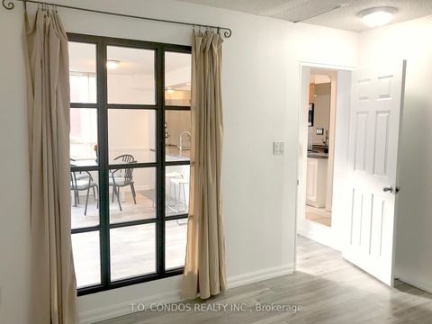 Photo 9 at 511 - 633 Bay Street, Bay Street Corridor, Toronto