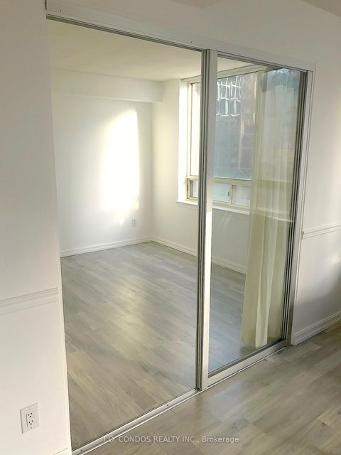 Photo 11 at 511 - 633 Bay Street, Bay Street Corridor, Toronto