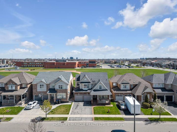 Photo 4 at 13 Bonavista Drive, Credit Valley, Brampton