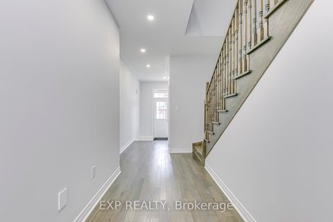 Photo 4 at 142 Toucan Trail, GO Glenorchy, Oakville