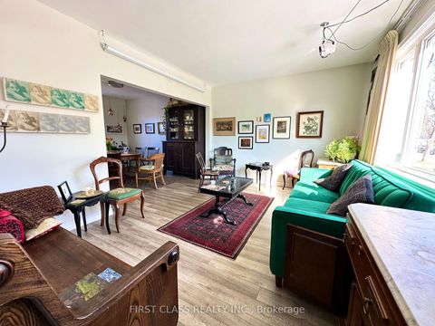 Photo 2 at 82 Hillcroft Drive, City Centre West, Toronto