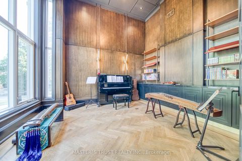 Photo 2 at 15 Ames Circle, Don Mills, Toronto