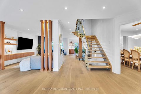 Photo 2 at 42 Butterfield Crescent, Maple, Vaughan