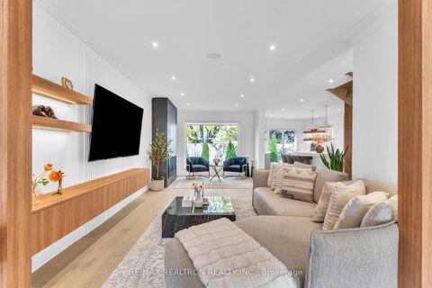 Photo 7 at 42 Butterfield Crescent, Maple, Vaughan