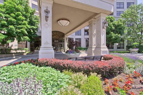 Photo 1 at 115 - 9225 Jane Street, Maple, Vaughan