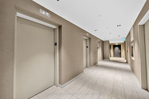 Photo 4 at 717 - 10 Honeycrisp Crescent, Vaughan Corporate Centre, Vaughan