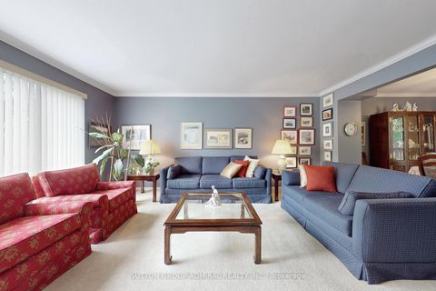 Photo 2 at 3 Regatta Crescent, Newtonbrook West, Toronto