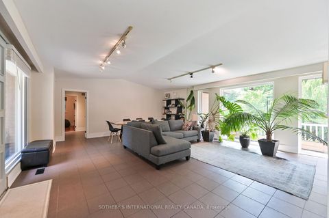 Photo 2 at 130 Monsheen Drive, East Woodbridge, Vaughan