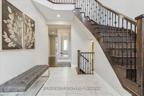 Photo 3 at 39 Condor Way, Kleinburg, Vaughan