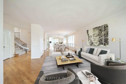 Photo 3 at 19 Arlstan Drive, Bathurst Manor, Toronto