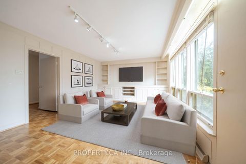 Photo 10 at 19 Arlstan Drive, Bathurst Manor, Toronto