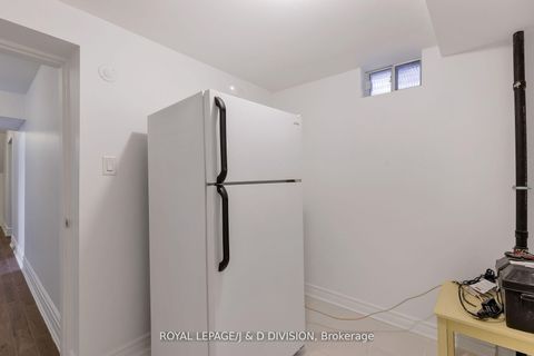 Photo 38 at 27 Paramount Court, Amesbury, Toronto