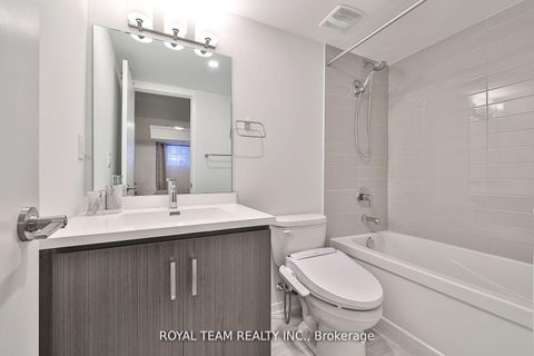 Photo 15 at 224 - 131 Honeycrisp Crescent, Vaughan Corporate Centre, Vaughan
