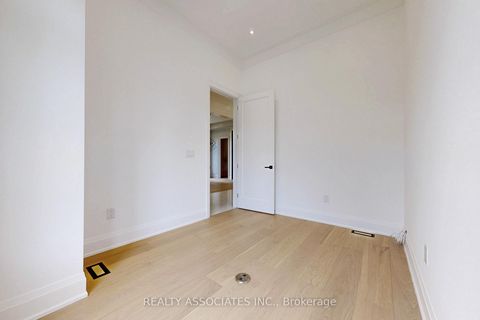 Photo 18 at 32 Cossar Avenue, Aurora Highlands, Aurora