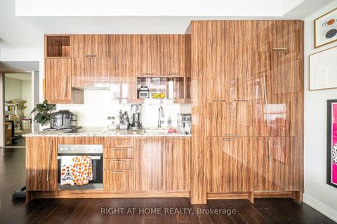 Photo 3 at 418 - 199 Richmond Street W, Waterfront Communities C1, Toronto