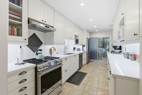 Photo 10 at 20 Jonathan Gate, Yorkhill, Vaughan