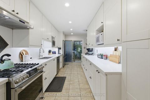 Photo 11 at 20 Jonathan Gate, Yorkhill, Vaughan