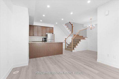 Photo 6 at 61 - 35 Applewood Lane, Etobicoke West Mall, Toronto