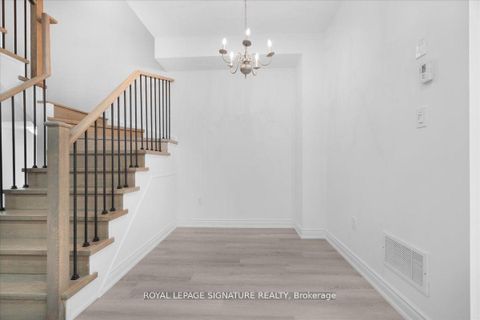 Photo 8 at 61 - 35 Applewood Lane, Etobicoke West Mall, Toronto