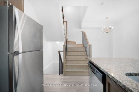 Photo 12 at 61 - 35 Applewood Lane, Etobicoke West Mall, Toronto