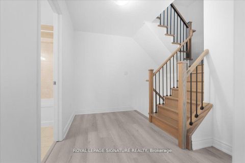 Photo 15 at 61 - 35 Applewood Lane, Etobicoke West Mall, Toronto