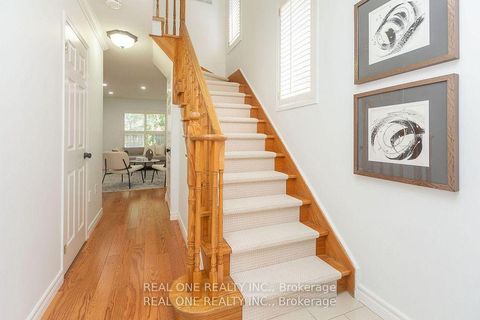 Photo 2 at 31 Cougar Court, Devonsleigh, Richmond Hill