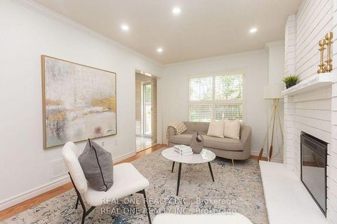 Photo 3 at 31 Cougar Court, Devonsleigh, Richmond Hill