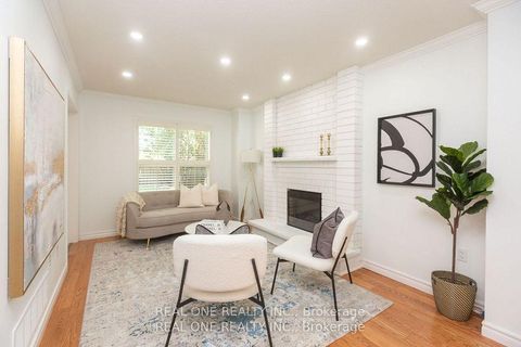 Photo 4 at 31 Cougar Court, Devonsleigh, Richmond Hill