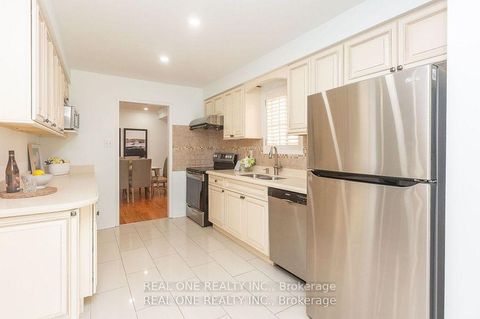 Photo 7 at 31 Cougar Court, Devonsleigh, Richmond Hill