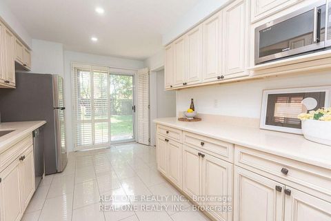 Photo 8 at 31 Cougar Court, Devonsleigh, Richmond Hill