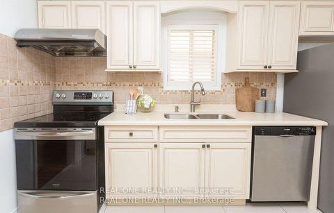 Photo 9 at 31 Cougar Court, Devonsleigh, Richmond Hill