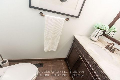 Photo 13 at 31 Cougar Court, Devonsleigh, Richmond Hill