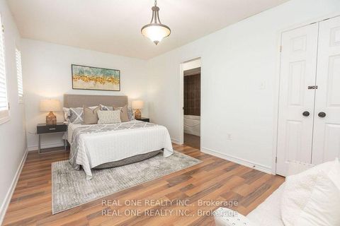 Photo 15 at 31 Cougar Court, Devonsleigh, Richmond Hill