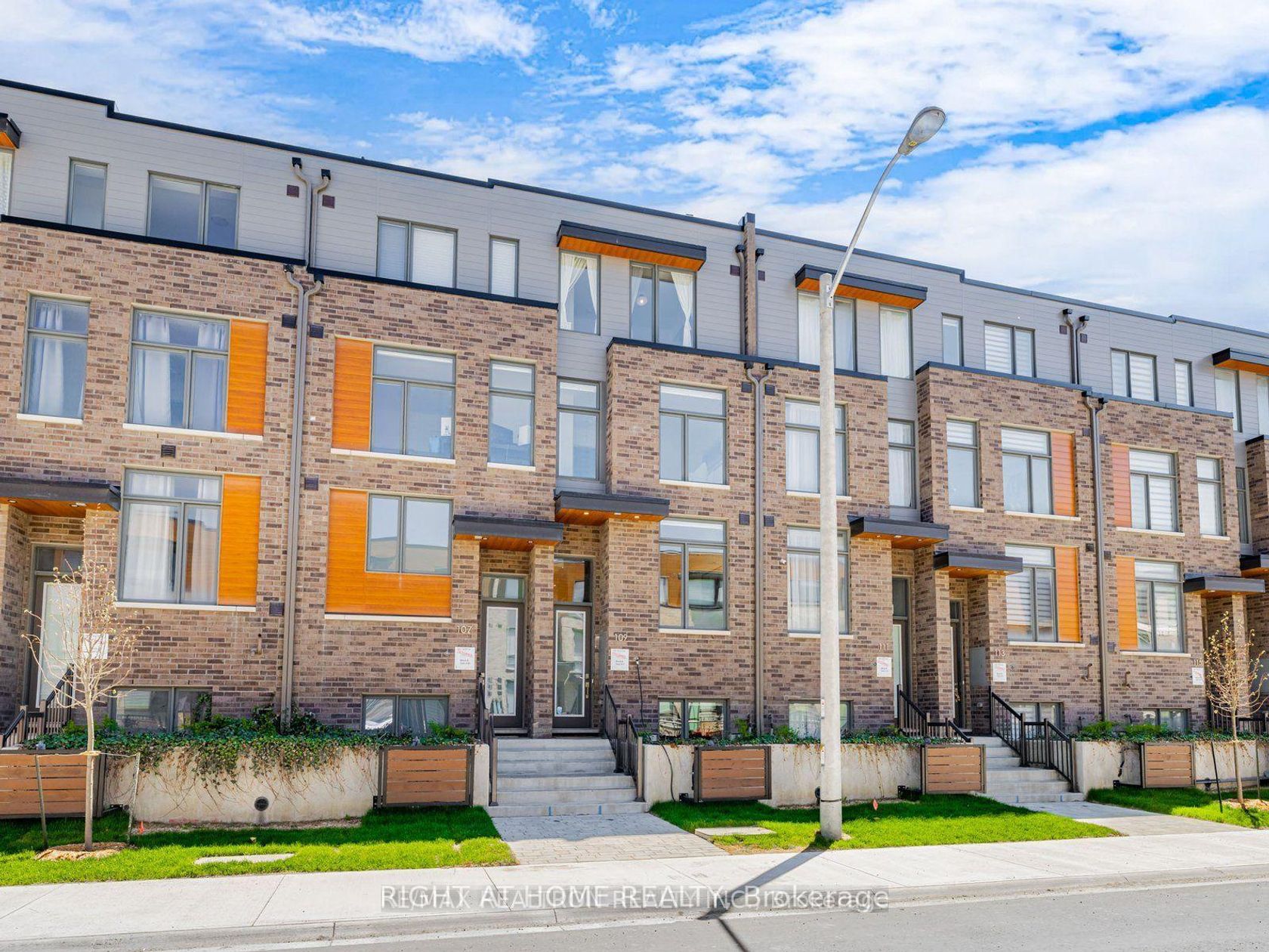 111 GREEN GARDENS Boulevard, Lawrence, Toronto 