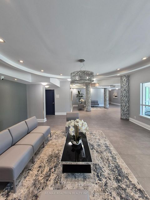 Photo 3 at 527 - 60 Fairfax Crescent, Birchmount, Toronto